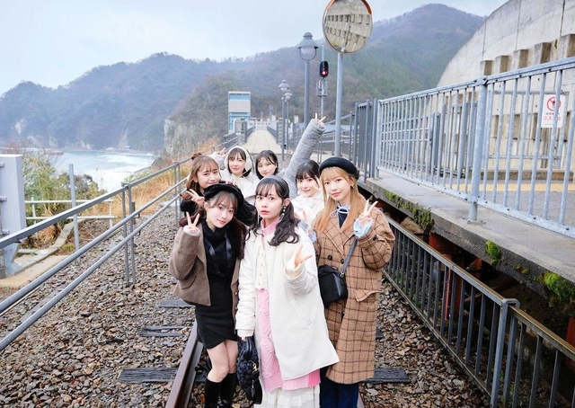 ミュージックビデオの撮影で展望施設「余部鉄橋『空の駅』」を訪れた「＃ババババンビ」のメンバー＝兵庫県香美町香住区余部（Ｃ）Ｈａｒｕｋａ　Ｓｈｉｍｏｙａｍａ