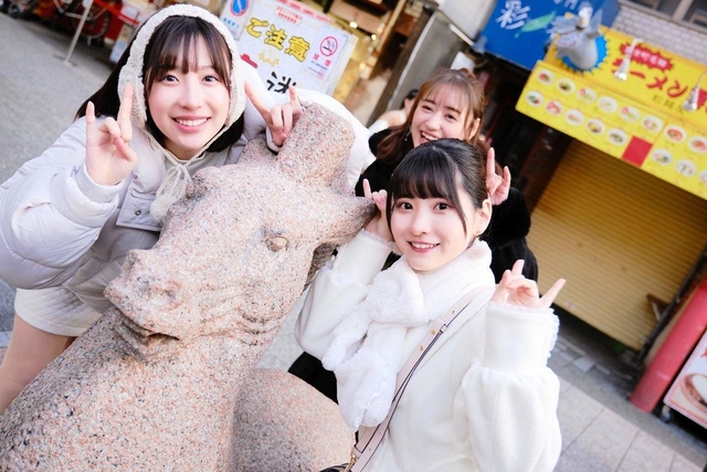 神戸・南京町で撮影に臨むメンバー＝神戸市中央区（Ｃ）Ｈａｒｕｋａ　Ｓｈｉｍｏｙａｍａ