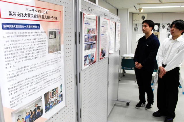 史実や孤児の手記などを紹介するパネル展示＝神戸市中央区脇浜海岸通１