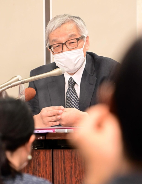 最高裁有識者委員会での意見聴取を終え、記者会見で話す土師守さん＝１４日午後、東京都千代田区