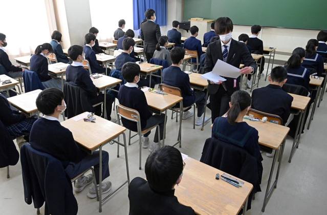 試験開始のチャイムを静かに待つ受験生たち＝１５日午前、神戸高校