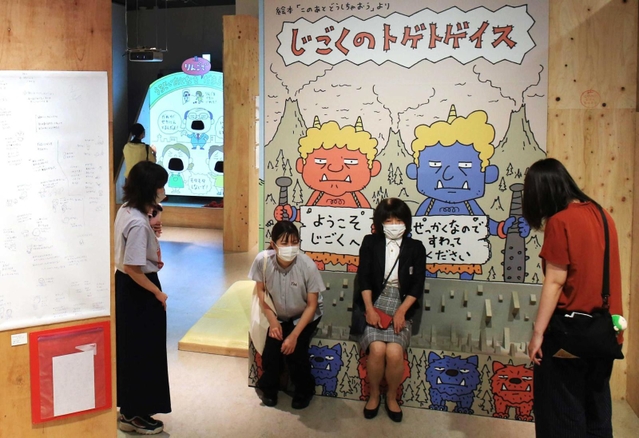 昨夏に伊丹市立伊丹ミュージアムで開催された全国巡回展では体験型の作品も人気を集めた＝伊丹市宮ノ前２