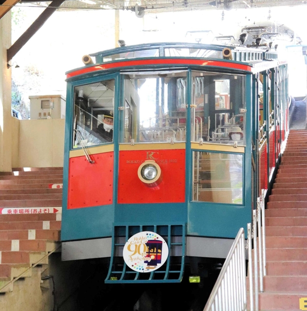 六甲ケーブルの車両＝２０２２年３月、神戸市灘区