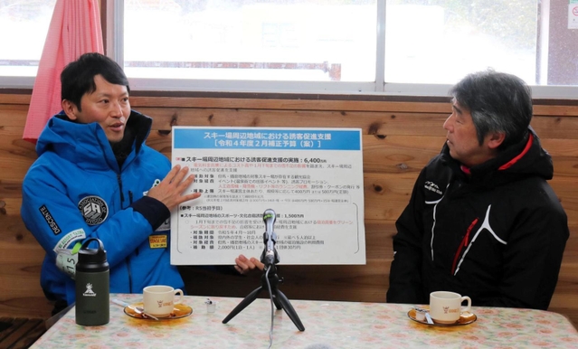 岡藤泰明・日高神鍋観光協会長（右）に支援策を説明する斎藤元彦知事＝豊岡市日高町万場