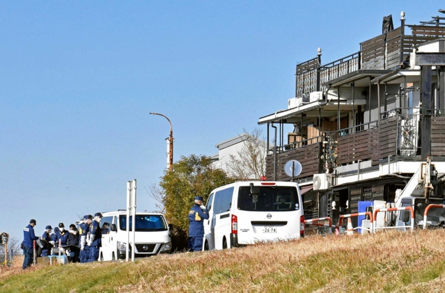 強盗殺人事件の現場となった民家近くに集まる捜査員ら＝１月２１日、東京都狛江市