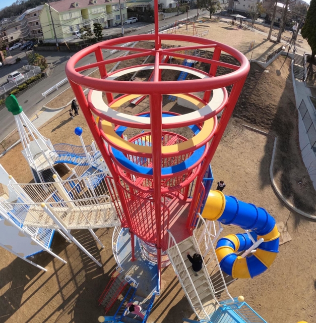 神戸ポートタワーを模して作られた遊具。冬晴れの空に深紅が映える＝神戸市北区南五葉５、鈴蘭公園