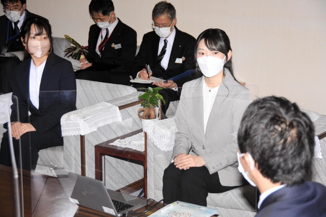 斎藤元彦知事と意見交換する永山みのりさん（右から２人目）ら＝兵庫県庁