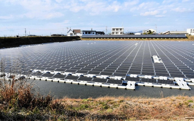 昨年春ごろ、出力制御指示によって発電を止めた太陽光パネル＝南あわじ市内