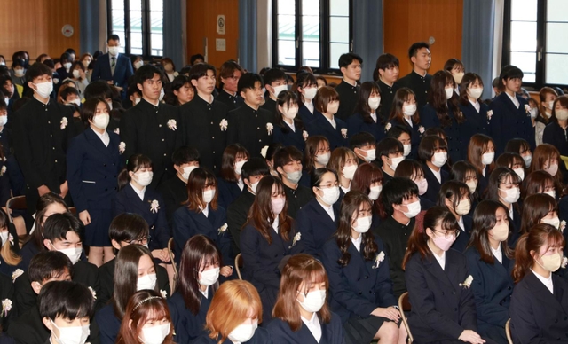 マスク着用と非着用の生徒が混在した兵庫高校の卒業式＝２８日午前、神戸市長田区寺池町１