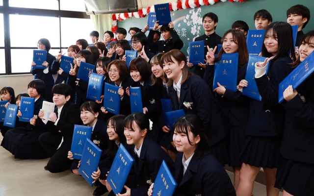 式典終了後、教室でマスクを外して記念撮影。最後に多くの笑顔が並んだ＝２８日午後、神戸市長田区寺池町１、兵庫高校
