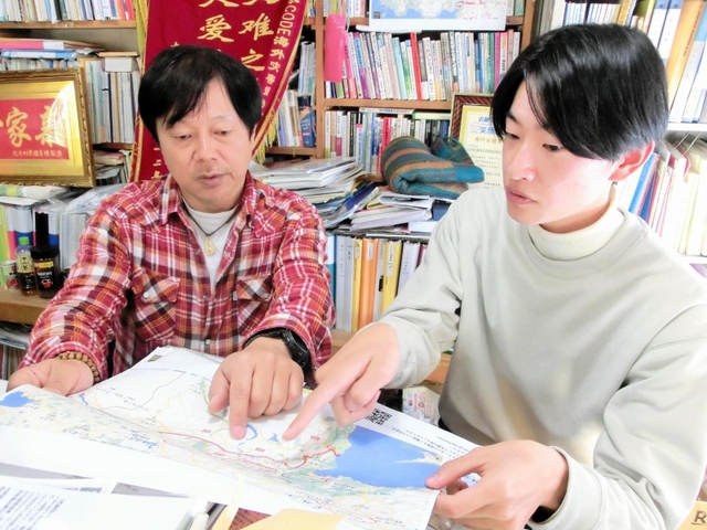 トルコの地図を見ながら、今後の支援のあり方を話し合う植田隆誠さん（右）と吉椿雅道さん＝神戸市兵庫区中道通２
