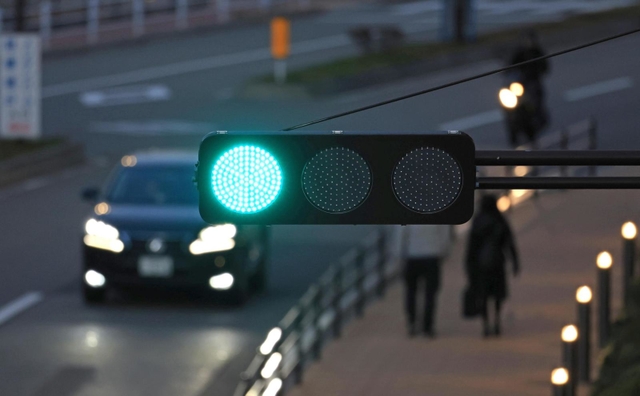 ＬＥＤ式に切り替わった信号機＝２７日午後、神戸市中央区波止場町