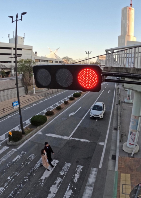 ＬＥＤ式に切り替わった信号機＝２７日午後、神戸市中央区波止場町