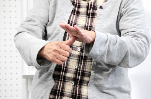 聴覚障害を理由に不妊手術を受けさせられたという神戸市の６０代女性。「他の原告と同じ思いで負けないで頑張りたい」と提訴に決意を示した＝２６日午後、神戸市中央区