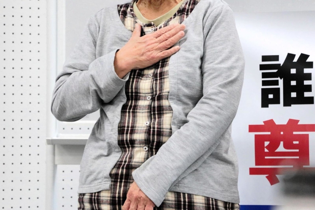 聴覚障害を理由に不妊手術を受けさせられたという神戸市の６０代女性。「他の原告と同じ思いで負けないで頑張りたい」と提訴に決意を示した＝２６日午後、神戸市中央区