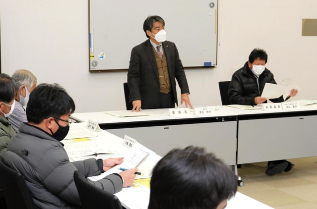 部活動の地域移行について考える南あわじ市の協議会。活発に意見が交わされた＝２０日夜、南あわじ市市善光寺