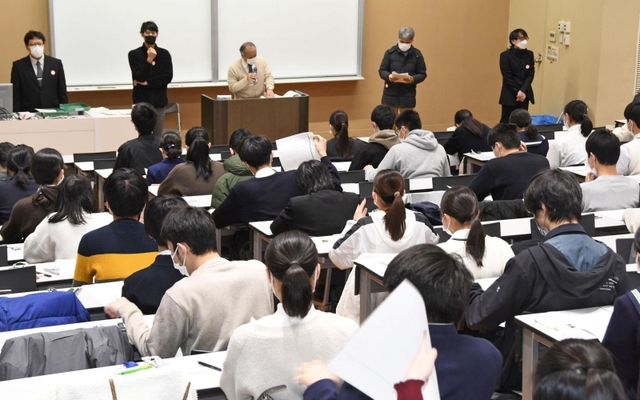 試験開始を前に、緊張が高まる試験会場＝２５日午前、神戸市灘区六甲台町、神戸大学