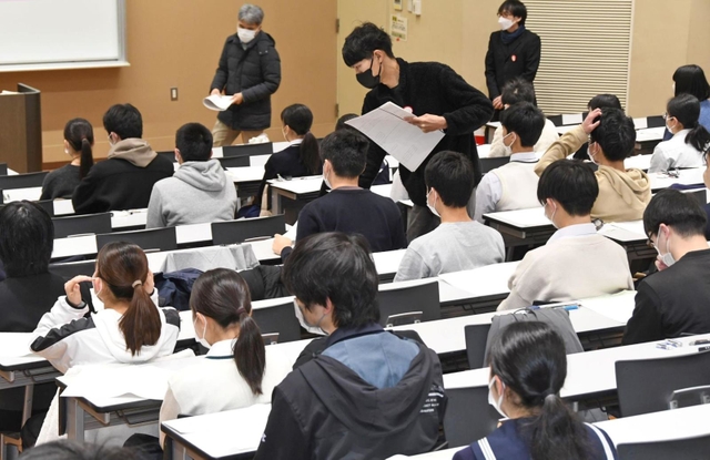 国公立大２次試験が始まった神戸大の会場＝２５日午前、神戸市灘区六甲台町