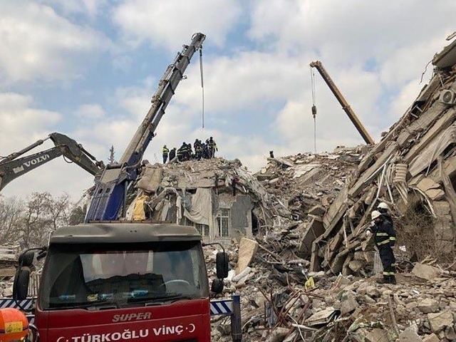 崩れた建物で続く救助活動の状況＝１０日、トルコ南部のカフラマンマラシュ（ＪＩＣＡ提供）