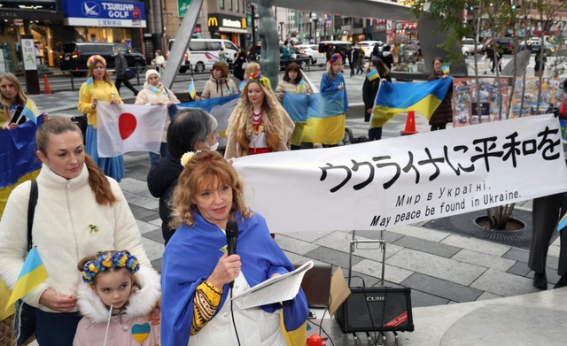 ウクライナ侵攻から丸１年となり、同胞への支援を訴えるラリーサさん（前列左から３人目）ら＝２４日午後、神戸市中央区加納町４