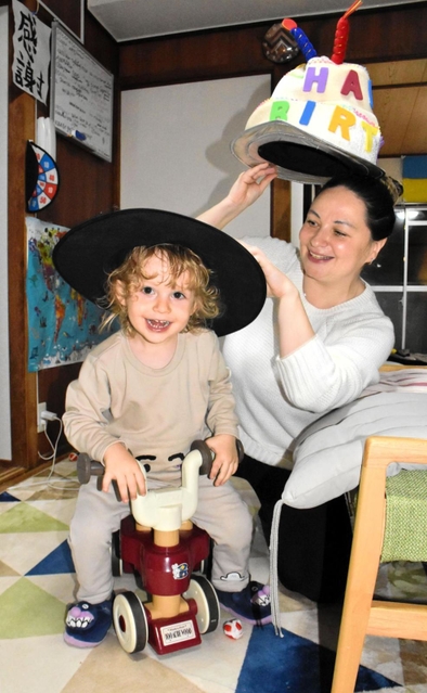 満面の笑みを浮かべてはしゃぐ長男レブちゃん（左）とオルガ・クトバさん。侵攻から１年、避難生活はいつまで続くのか＝神戸市内