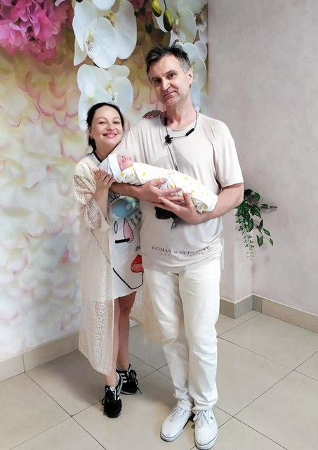 軍事侵攻前の家族写真。レブちゃんが誕生し、喜ぶオルガ・クトバさん（左）と夫＝２０２０年８月（クトバさん提供）