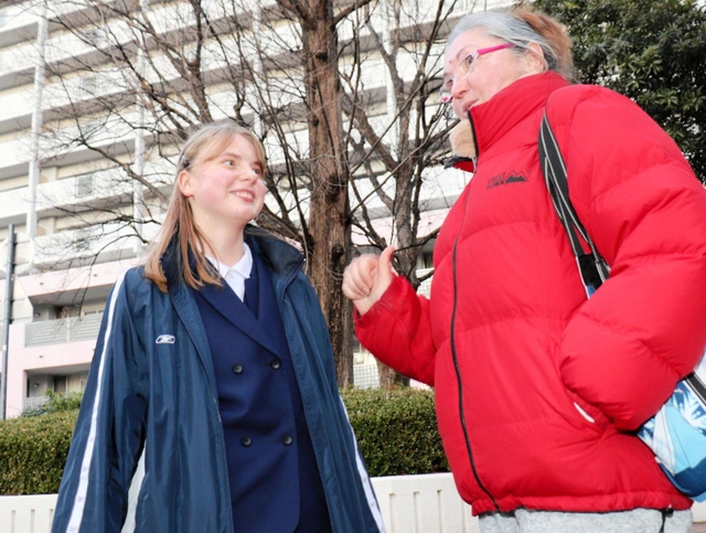 叔母のエレナさん（右）と談笑するマリヤ・クラブチェンコさん＝神戸市灘区