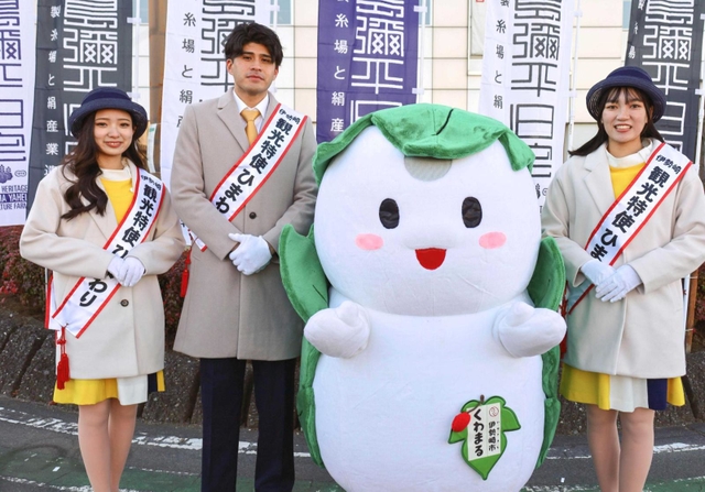 群馬県伊勢崎市の「観光特使ひまわり」に選ばれた松原アンドレさん（中央）