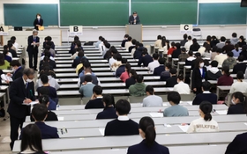 試験開始を待つ受験生たち＝１日午前、西宮市上ケ原一番町、関西学院大