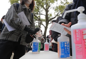 試験会場の前で手指を消毒する受験生たち＝１日午前、西宮市上ケ原一番町、関西学院大