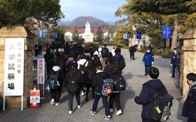 試験会場へ向かう受験生たち＝１日午前、西宮市上ケ原一番町、関西学院大