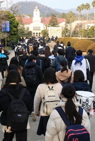 試験会場へ向かう受験生たち＝１日午前、西宮市上ケ原一番町、関西学院大