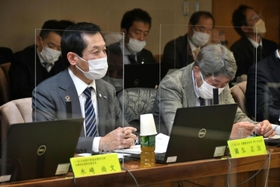 「本質的な議論を開始してほしい」と訴えるＪＲ西の國弘正治・兵庫支社長（左）＝神戸市中央区、兵庫県庁