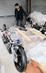 世界記録更新を目指し、開発された新型のバイク＝丹波市内