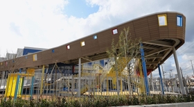 下町に登場した「大型船」。充実させた遊具で２月１１日に開業するこべっこランド＝神戸市兵庫区上庄通１