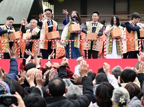 ３年ぶりに開催された豆まき神事で豆をまく貴島明日香さん（中央）ら＝３日午後、神戸市中央区下山手通１