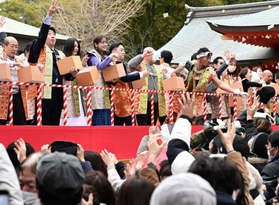 ３年ぶりに開催された生田神社の豆まき神事。貴島明日香さん（左から４人目）などが参拝者らに豆をまいた＝３日午後、神戸市中央区下山手通１