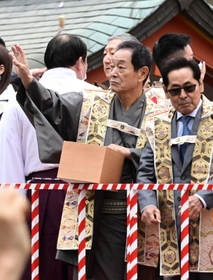 生田神社の豆まき神事に参加した落語家の月亭八方さん（左）＝３日午後、神戸市中央区下山手通１