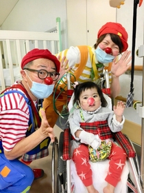 クリニクラウンが大好きだっためいちゃん（右手前、日本クリニクラウン協会提供）