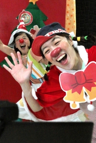 「みんな元気ー？」。カメラ越しに子どもたちに語りかける「きゃしー」こと川島由衣さん＝大阪市北区末広町