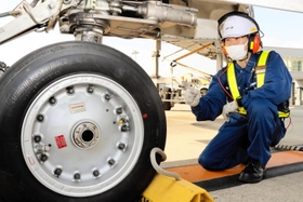 機体に不具合がないかをチェックする整備士の大貫光星さん＝神戸市中央区、神戸空港