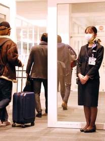 乗客約１７０人を機内に案内する楢原優果さん。搭乗し終わると「達成感がある」と充実した表情を浮かべた