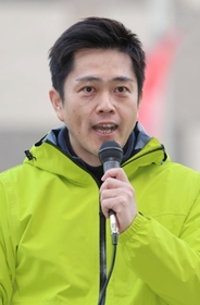 神戸の繁華街で政権批判を繰り広げた日本維新の会の吉村洋文共同代表＝４日午後、神戸市中央区三宮町１