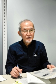 山崎新聞の多彩な紙面をひもとく高田智之さん＝宍粟市山崎町中広瀬