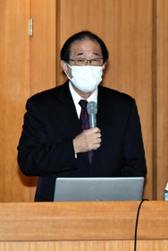 三木露風の作品を解説する近藤健史さん＝宍粟市山崎町鹿沢