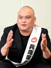 漫才コンビ「モンスーン」のＴ＠ＴＳＵ＝大阪市中央区