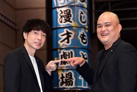 ホームグラウンドの「よしもと漫才劇場」前でポーズを取る「モンスーン」の２人＝大阪市中央区