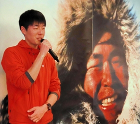 植村直己冒険賞の受賞が決まり、植村さんのパネルの前で喜びを語る野村良太さん＝東京都千代田区