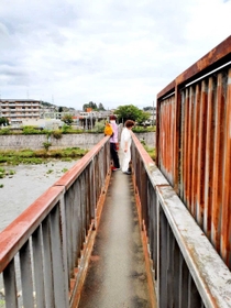 日本で一番狭い？　生瀬水管橋で体を横向きにしてすれ違う住民ら（西宮市宝生ケ丘１から撮影）