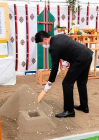 県内最後の復興市街地再開発事業となる教育複合ビル「新長田キャンパスプラザ」（仮称）の安全祈願祭で、地鎮の儀式を営む斎藤元彦知事（中央奥）＝神戸市長田区腕塚町５
